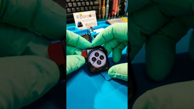 Tecnico RiparaOra al lavoro su un Apple Watch aperto sul banco del laboratorio di Messina